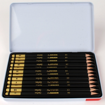 Mostrar detalles de Juego de lápices 12 piezas + caja de metal Kores Modelo 92162 Imagen de Juego de lápices 12 piezas + caja de metal Kores Modelo 92162