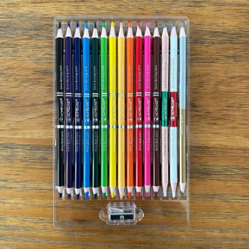 Mostrar detalles de Lápices de colores redondos Acmeliae – (12 lápices, 24 colores + lápiz dorado y plateado + lápiz mezclador + lápiz abrillantador + sacapuntas) – Modelo 43978 Imagen de Lápices de colores redondos Acmeliae – (12 lápices, 24 colores + lápiz dorado y plateado + lápiz mezclador + lápiz abrillantador + sacapuntas) – Modelo 43978