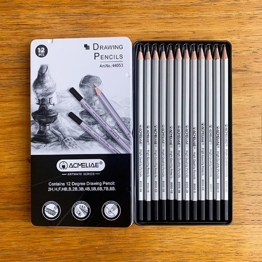 Image de Coffret de crayons hexagonaux Acmeliae – 12 crayons en boîte métallique – Gradations de 2H à 8B – Modèle 43053
